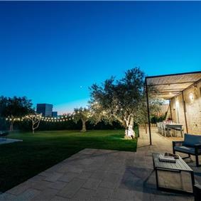  6 bedroom villa with heated pool in Modica, sleeps 18
